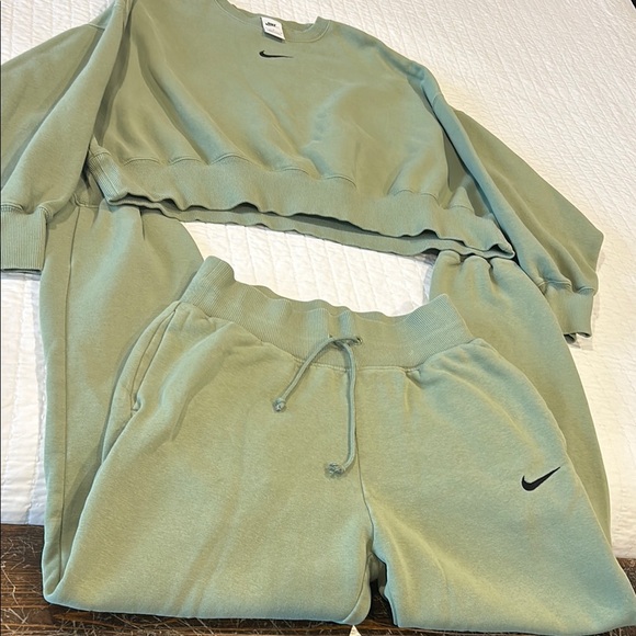 Nike Women Phoenix Fleece Crop Sweatshirt and Joggers - Picture 2 of 5
